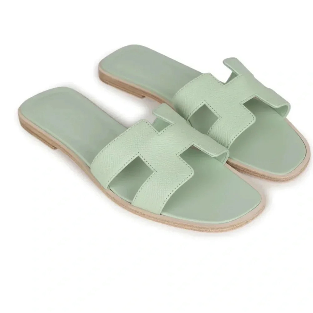 HERMES ORAN SANDALS
VERT JADE
NEW IN BOX FULL SET